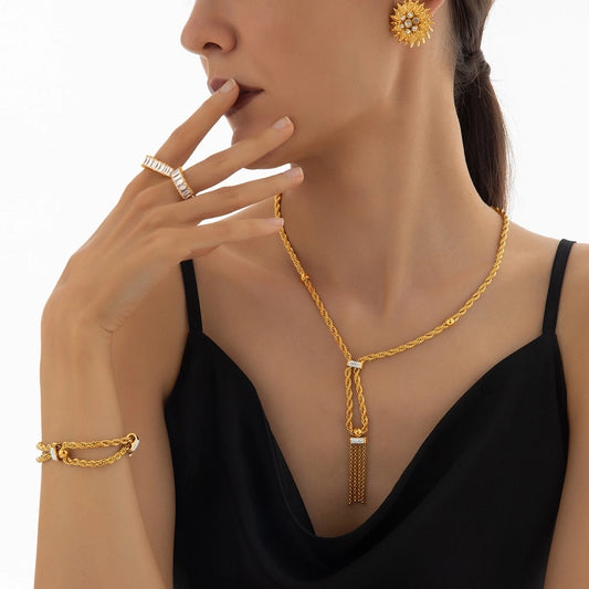 Conjunto de joyería con incrustaciones de chapado en oro de 18K de acero de titanio